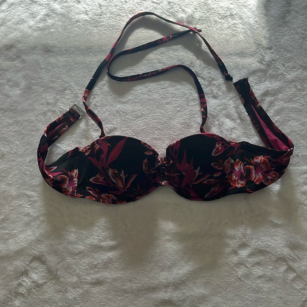 Women’s 32B swimsuit top